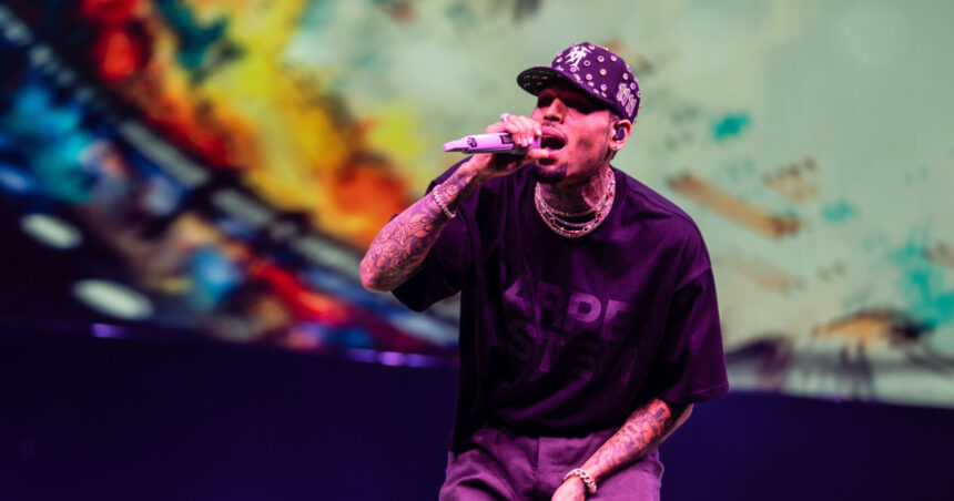 chris brown ramane in detentie pana la mijlocul lunii iunie artistul este inculpat pentru vatamare corporala in marea britanie 68275bd2126fb