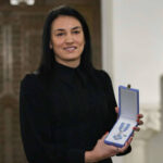 cristina neagu in negru din cap pana in picioare cand a fost decorata de ilie bolojan cat costa geanta pe care a asortat o la rochia eleganta 682306d90b0db