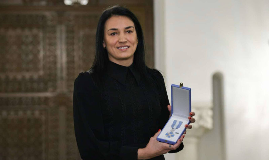 cristina neagu in negru din cap pana in picioare cand a fost decorata de ilie bolojan cat costa geanta pe care a asortat o la rochia eleganta 682306d90b0db