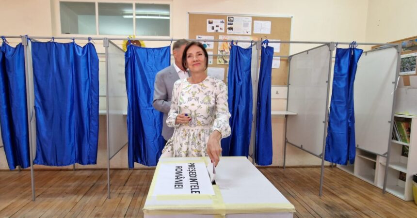 cum a aparut carmen iohannis la sectia de votare in sibiu a purtat aceeasi rochie si la inceputul anului scolar in septembrie 2024 6817305b422f4