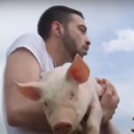 David Pușcaș a dat probe de angajare la o fermă. Când a văzut purceii, a început să urle: „Am crezut că mă mușcă!” 2 david puscas a dat probe de angajare la o ferma cand a vazut purceii a inceput sa urle am crezut ca ma musca de picioare 681b4f0bc12d2