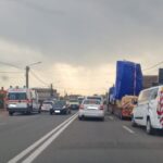 doua masini s au ciocnit in valu lui traian mai multe echipaje medicale au intervenit la fata locului 6818c038b886f