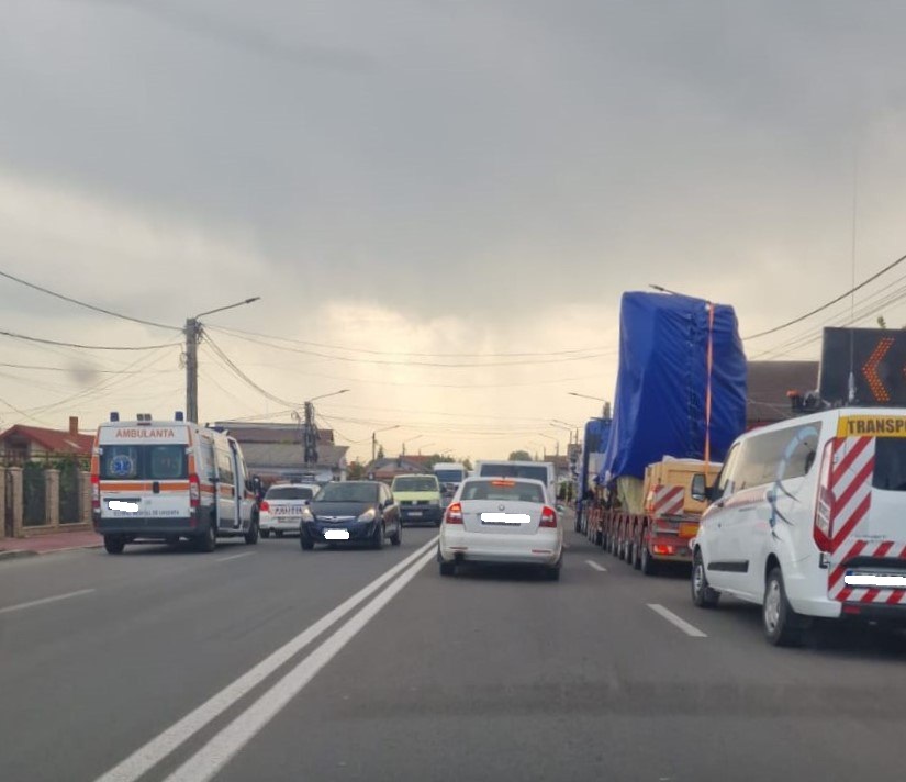 doua masini s au ciocnit in valu lui traian mai multe echipaje medicale au intervenit la fata locului 6818c038b886f