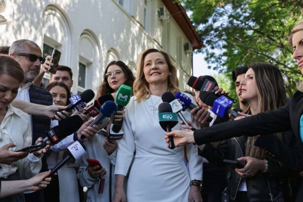 elena lasconi imbracata intr o rochie de 1 000 de lei la sectia de votare cine i a creat tinuta si cum a aparut alaturi de catalin georgescu sotul ei 68172977a0983
