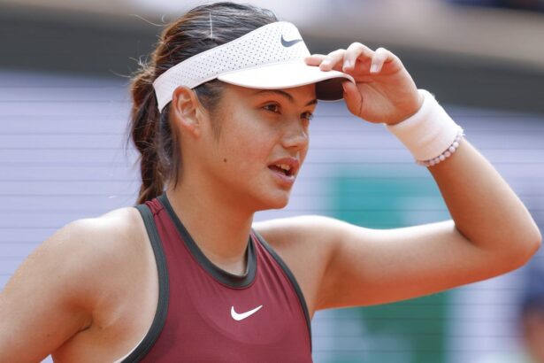 emma raducanu isi sterge lacrimile cu bancnote drama ei in tenis profitabila explicata de experti 683b44b7b6bf4