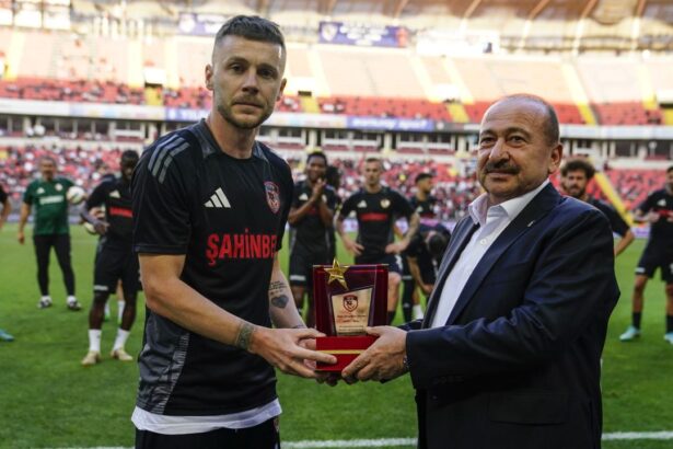 foto alexandru maxim omagiat in turcia a fost incoronat direct pe teren 6835f0bee0bf7