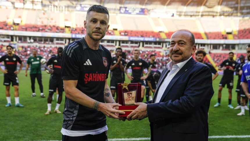 foto alexandru maxim omagiat in turcia a fost incoronat direct pe teren 6835f0bee0bf7