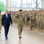 foto ilie bolojan in vizita la misiunea ue in bosnia si hertegovina el a vorbit despre rolul militarilor romani in sprijinirea securitatii 68284e7aae56d