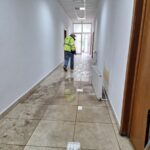 foto incident bizar la sectia 211 din mamaia o alegatoare nemultumita a daramat un calorifer din cladire 682984ca59cc9