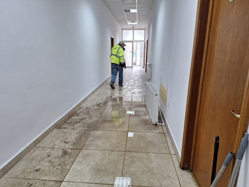 foto incident bizar la sectia 211 din mamaia o alegatoare nemultumita a daramat un calorifer din cladire 682984ca59cc9