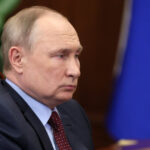 foto mesajul de ziua victoriei al unui oras din estonia vecin cu rusia inscriptionat pe un banner putler criminal de razboi 681df699285ec