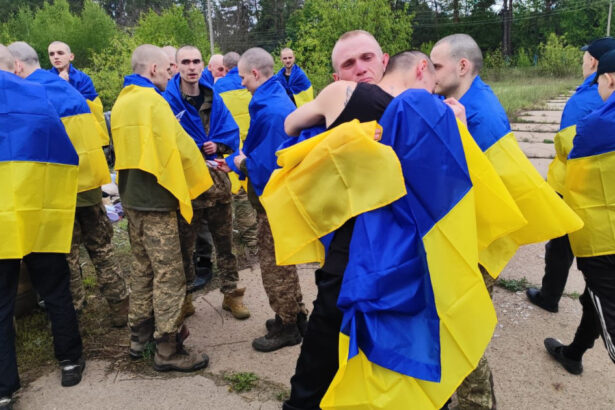 foto nou schimb de prizonieri intre rusia si ucraina 205 de soldati ai kievului s au intors acasa 681a1acdc43cb