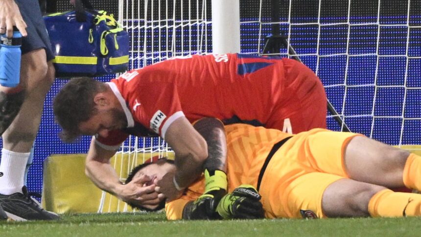 foto si video clipe de groaza in meciul ultimei clasate din bundesliga partida a fost intrerupta timp de zece minute 6815e6b5758ee