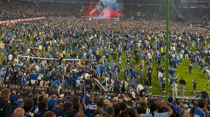 foto si video nebunie la hamburg dupa promovarea in bundesliga 25 de fani au ajuns la spital 68239b4e9922d