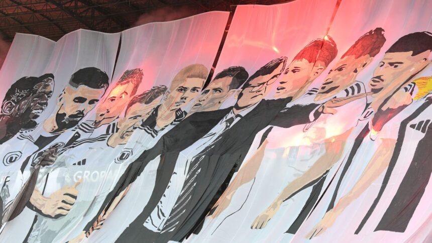 foto si video reactia lui ioan ovidiu sabau dupa ce a vazut scenografia pusa la punct de fanii lui u cluj 68321bcf159cd