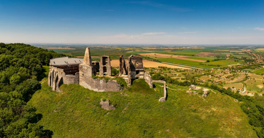 galerie foto comoara veche de peste 3 000 de ani descoperita pe un deal din ungaria arheologii au gasit sute de artefacte 6820301b954c4