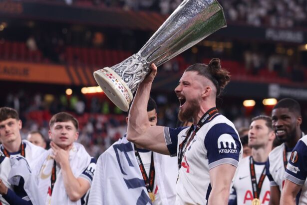 galerie foto radu dragusin castigator de europa league imaginile bucuriei dupa tottenham manchester united 1 0 682e4e183b420