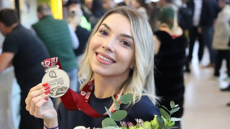 galerie foto vicecampioana mondiala bernadette szocs a revenit la bucuresti sunt foarte fericita 68348308c1e9f