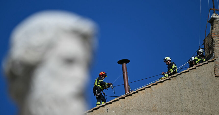 hornul din care va iesi fumul alb dupa alegerea noului papa a fost instalat pe acoperisul capelei sixtine 68148b6110cb2