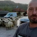 imagini cu casa lui cheloo din breaza s a mutat la tara si nu se fereste de treburile gospodaresti 68343c40eb7d1