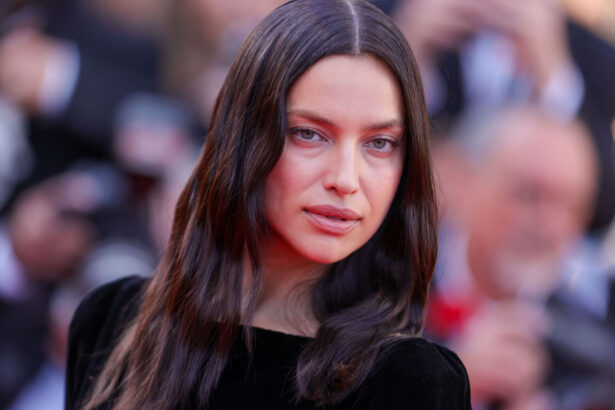 imagini cu vaduva neagra de la cannes 2025 fotomodelul s a adaptat noului cod vestimentar care interzice nuditatea 6826dff517df4