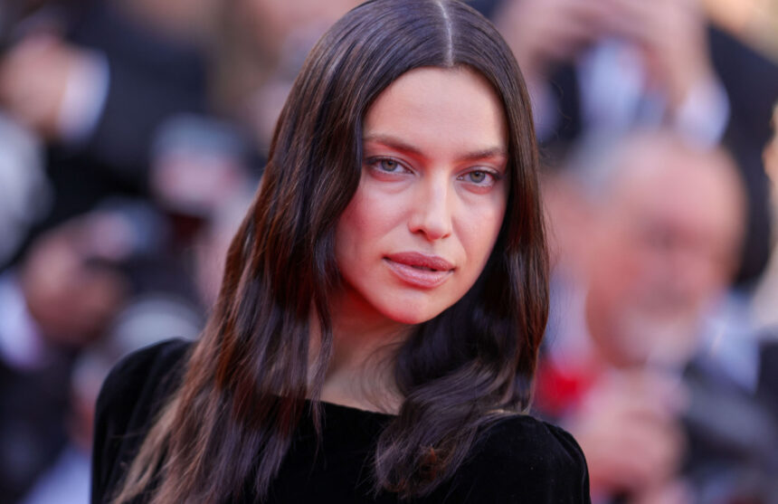 imagini cu vaduva neagra de la cannes 2025 fotomodelul s a adaptat noului cod vestimentar care interzice nuditatea 6826dff517df4