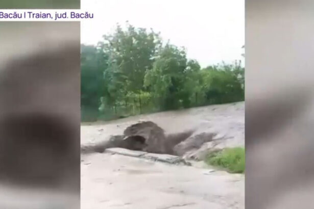imaginile dezastrului provocat de ploile torentiale cu grindina case masini drumuri si fantani au fost afectate de apele involburate 68330454737f7