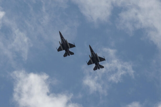 inca doua aeronave f 16 cumparate din norvegia au aterizat astazi in romania 682f363f36878