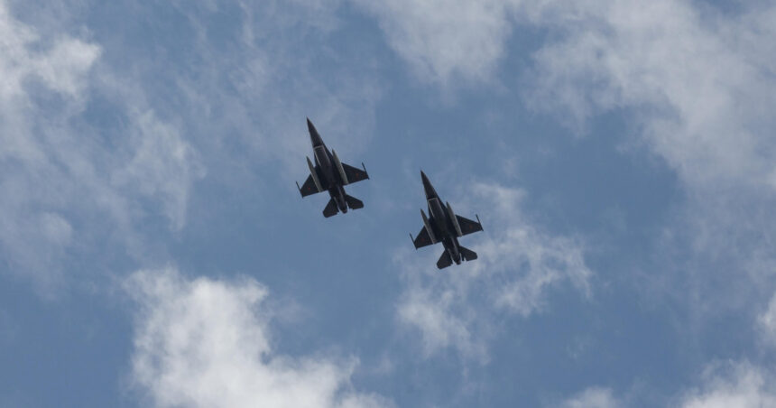 inca doua aeronave f 16 cumparate din norvegia au aterizat astazi in romania 682f363f36878