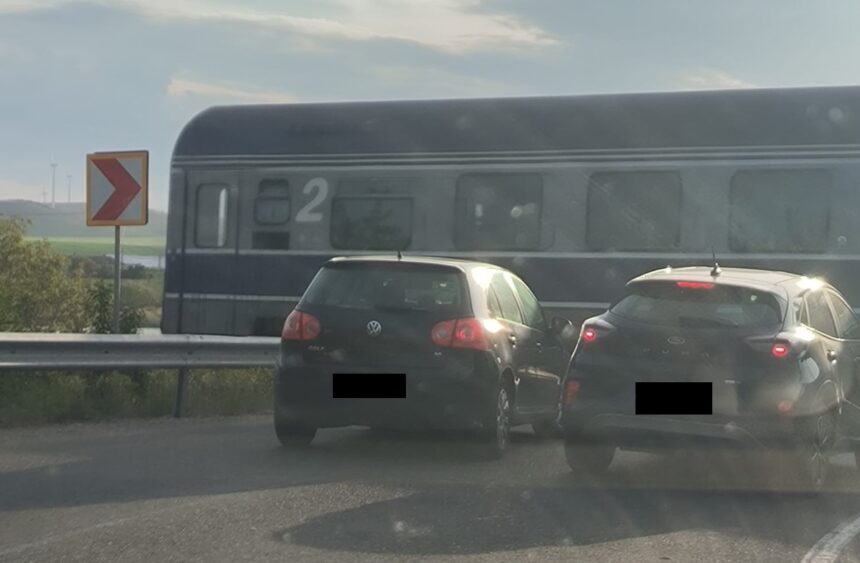 incident feroviar in judetul tulcea vagonul unui tren de calatori ar fi lovit o masina 6821869ca3ec1