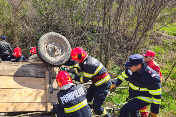 interventie de urgenta un accident rutier a avut loc in tuzla intre un autoturism si o caruta 68174f074f218