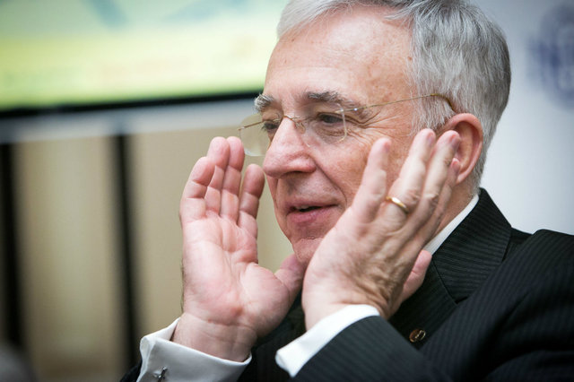 isarescu fiecare om poate sa imbatraneasca cum ii place dar unii prea au luat o aiurea asa vad numai conspiratii discursul asta public nu da sentimentul ca suntem o tara serioasa 682c9bca3fd2c