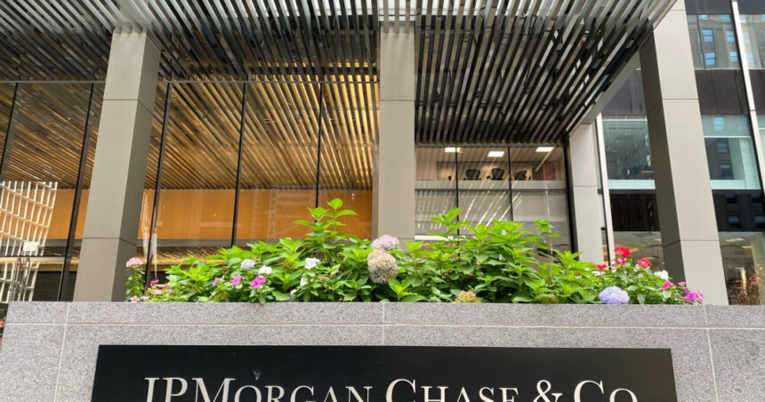 jpmorgan victoria lui nicusor dan reduce riscul politic o scadere a ratingului sub nivelul de investitii mai putin ingrijoratoare 682b2921a19b6