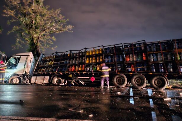 la un pas de tragedie accident intre un autocamion cu butelii si un autoturism doua victime 682841452a530
