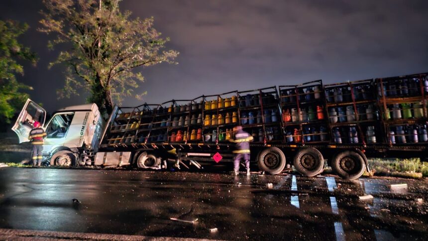 la un pas de tragedie accident intre un autocamion cu butelii si un autoturism doua victime 682841452a530