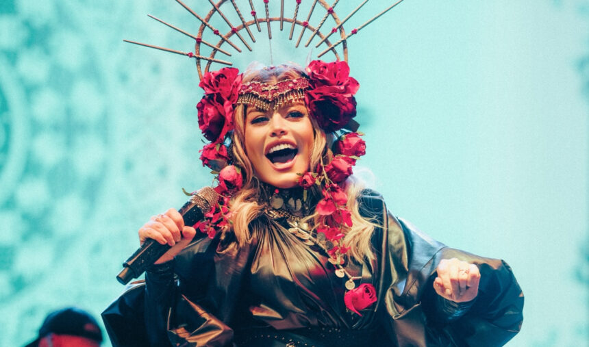 loredana groza in pantaloni gogosari la plaja aparitia cantaretei a fost comentata de fani talentata sexy si mereu cool 681613d2090d7