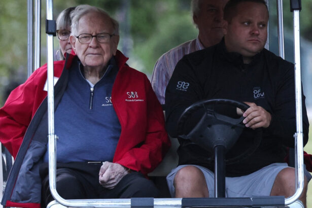 miliardarul warren buffett se retrage de la sefia berkshire hathaway dupa peste 60 de ani cine va fi succesorul 6816e78ad5ce2