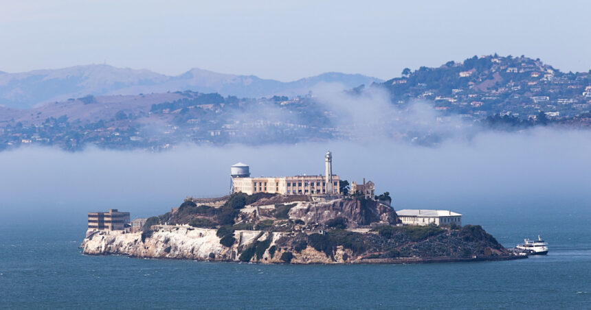 misterul celei mai faimoase evadari din alcatraz trei detinuti au scapat de pe insula fortareata si nu au mai fost vazuti niciodata 682827a183f10