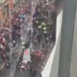 news alert videofoto un barbat a fost retinut dupa ce a intrat cu masina in multime la parada echipei liverpool 6834bcae79d37
