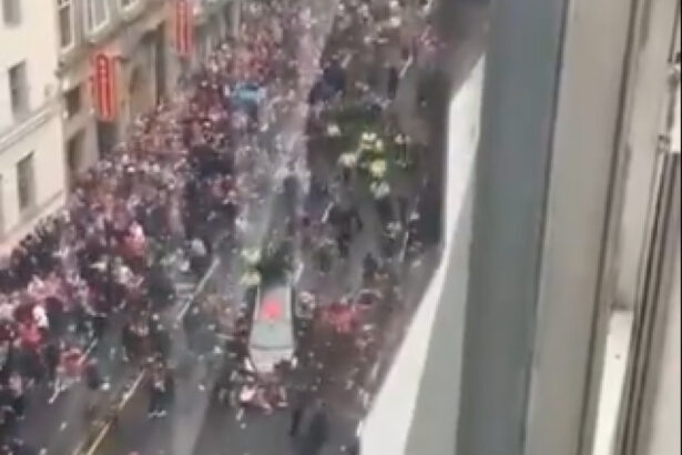 news alert videofoto un barbat a fost retinut dupa ce a intrat cu masina in multime la parada echipei liverpool 6834bcae79d37