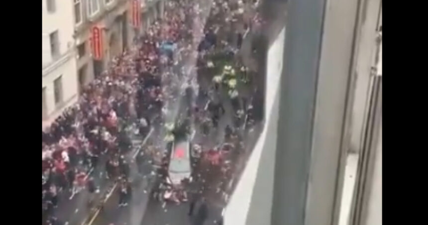 news alert videofoto un barbat a fost retinut dupa ce a intrat cu masina in multime la parada echipei liverpool 6834bcae79d37