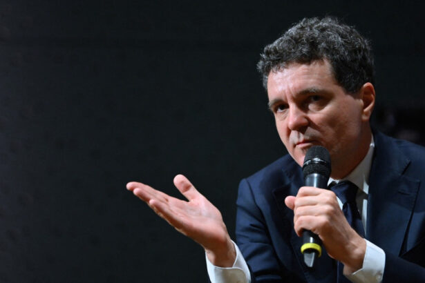 nicusor dan in fata studentilor in multe locuri statul este de la neglijent pana la capturat e nevoie de presiunea societatii 6831a1f8e8954