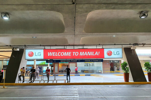 o masina a intrat cu viteza pe aleea zonei de plecari a aeroportului din manila si a ucis doi oameni printre care si o fetita de 5 ani 6817193856b21