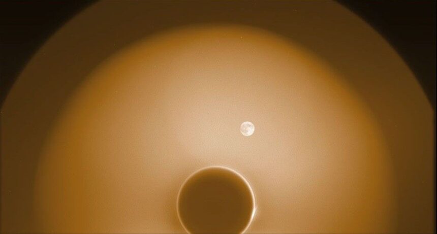 o misiune nasa a surprins o fotografie stranie cu luna si soarele 682d7cea36ce0