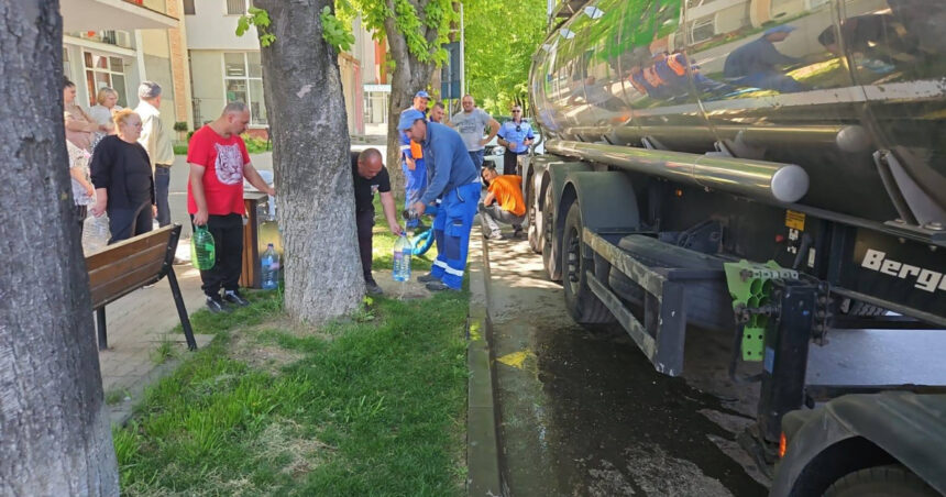 orasul pascani a ramas fara apa potabila de patru zile locuitorii beau apa de pe strada din cisterne 681665837ebad