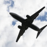 panica la inaltime in sua un pasager a incercat sa deschida usile avionului in timpul zborului pilotii au deviat cursa 6833601076007