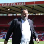 patronul lui nottingham forest reactie ciudata dupa ce a intrat pe teren pentru a si certa antrenorul 68219abf86fd5