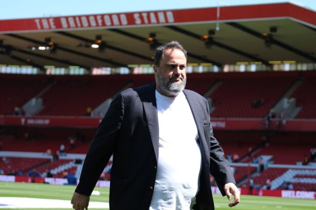 patronul lui nottingham forest reactie ciudata dupa ce a intrat pe teren pentru a si certa antrenorul 68219abf86fd5