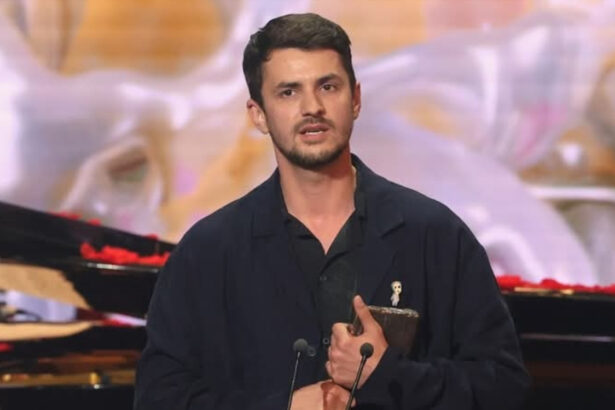 premiul castigat de vlad udrescu protagonistul serialului ana mi ai fost scrisa in adn primele declaratii pe scena ma simt liber si implinit 6835bb1d44d9e