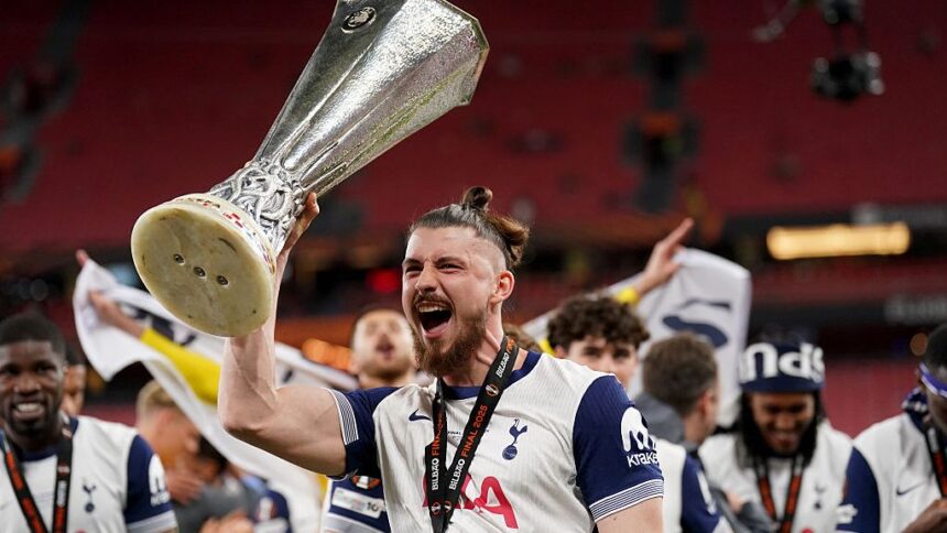 probleme pentru radu dragusin rivalul de la tottenham desemnat jucatorul sezonului in europa league 6830218e7d1fa